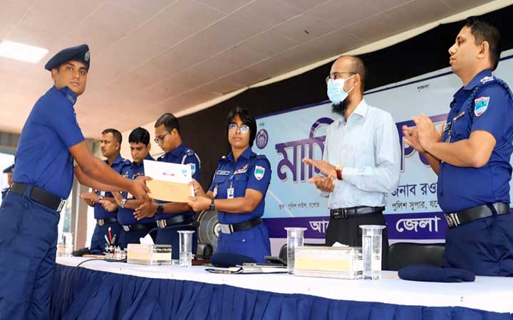 ভুয়া চিকিৎসক আটক করায় পুলিশ   কনস্টেবল সোহেল রানাকে পুরস্কার